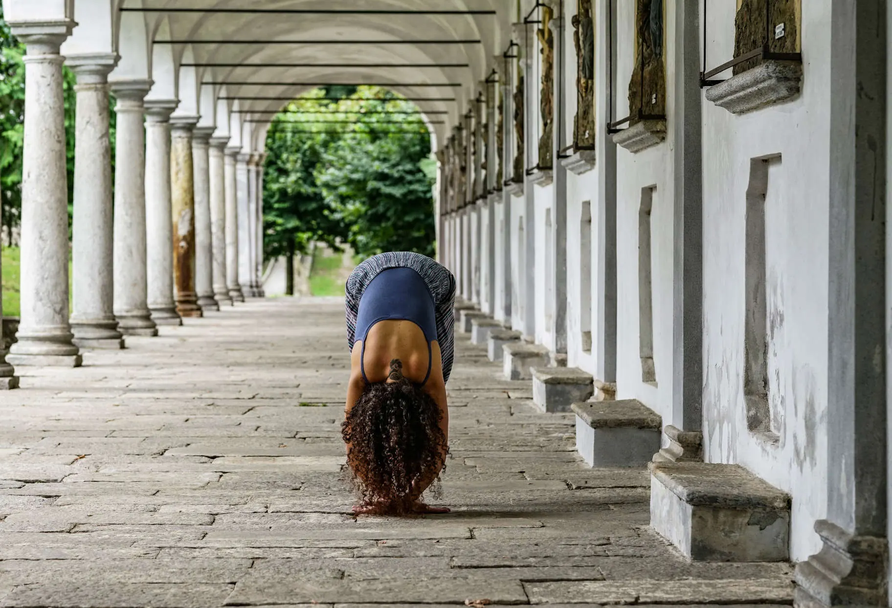 Pratica di yoga sotto il porticato del Sacro Monte, a Verbania
